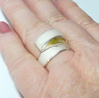 Einzelstück, breiter zweifarbiger Ring aus 925 Silber weißgesiedet + aufgelötetem strukturierten 750 Gelbgold-Dreieck, matt mit anpolierten Kanten, Ringweite 57, ARS / Atelier Reister. Dazu paßt Ohr 0020. -	Einzelstücke nur erhältlich bei www.danilogold-shop.de