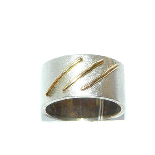 Handgefertigtes Einzelstück, breiter zweifarbiger Unikat-Ring, Herrenring aus 925 Silber, mattgeschlagen + diagonaler Belötung aus 3 Runddrähten aus poliertem 750 Gelbgold, Ringweite 60,5. -	Handgefertigtes Unikat! Nur im Danilo Gold Online Shop!