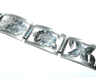 Breiteres Einzelstück, Vintage-Armband, Handarbeit, Glieder-Armband aus massiv 900 Silber, 19 cm lang, 6 ausgesägte Rechtecke mit gravierten Blüten z.B. Enzian, Federringverschluß, um 1950 -	Handgefertigtes Unikat! Nur im Onlineshop von Juwelier & Goldschmiede Danilo!