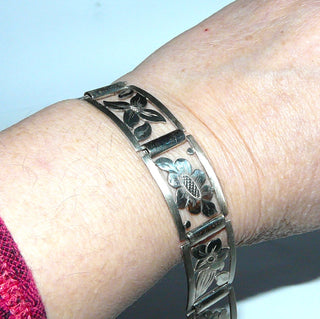 Breiteres Einzelstück, Vintage-Armband, Handarbeit, Glieder-Armband aus massiv 900 Silber, 19 cm lang, 6 ausgesägte Rechtecke mit gravierten Blüten z.B. Enzian, Federringverschluß, um 1950 -	Handgefertigtes Unikat! Nur im Onlineshop von Juwelier & Goldschmiede Danilo!