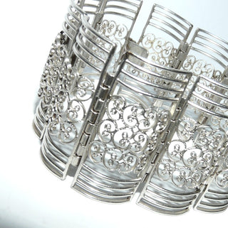 Einzelstück, breites Vintage-Filigran-Armband, Armreif, Glieder-Armband aus 835 Silber, liegt fast wie ein Armreif, 18 cm lang, 11 filigrane, rechteckige, florale Elemente mit seitlichem Abschluß aus 4 Streben, poliert, Art Deco um 1930, Hakenschloß, Sicherheitskette -	Nur erhältlich im Onlineshop von Juwelier & Goldschmiede Danilo!
