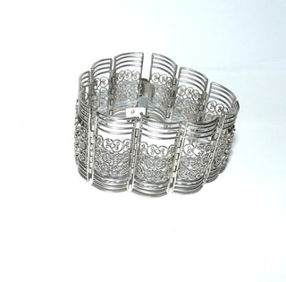 Einzelstück, breites Vintage-Filigran-Armband, Armreif, Glieder-Armband aus 835 Silber, liegt fast wie ein Armreif, 18 cm lang, 11 filigrane, rechteckige, florale Elemente mit seitlichem Abschluß aus 4 Streben, poliert, Art Deco um 1930, Hakenschloß, Sicherheitskette -	Nur erhältlich im Onlineshop von Juwelier & Goldschmiede Danilo!