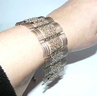 Einzelstück, breites Vintage-Filigran-Armband, Armreif, Glieder-Armband aus 835 Silber, liegt fast wie ein Armreif, 18 cm lang, 11 filigrane, rechteckige, florale Elemente mit seitlichem Abschluß aus 4 Streben, poliert, Art Deco um 1930, Hakenschloß, Sicherheitskette -	Nur erhältlich im Onlineshop von Juwelier & Goldschmiede Danilo!