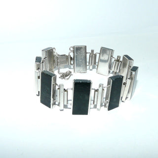 breites Einzelstück, Art Deco, Serpentin-Armband, sitzt fast wie ein Armreif, aus massivem 835 Silber, poliert, Gesamtlänge 19 cm, 9 rechteckige, dunkelgrüne, flache Serpentin-Platten, Kastenschloß, + Sicherheitskette, um 1930. -	Vintage-Schmuck nur im Onlineshop von danilogold!