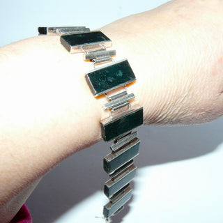 breites Einzelstück, Art Deco, Serpentin-Armband, sitzt fast wie ein Armreif, aus massivem 835 Silber, poliert, Gesamtlänge 19 cm, 9 rechteckige, dunkelgrüne, flache Serpentin-Platten, Kastenschloß, + Sicherheitskette, um 1930. -	Vintage-Schmuck nur im Onlineshop von danilogold!
