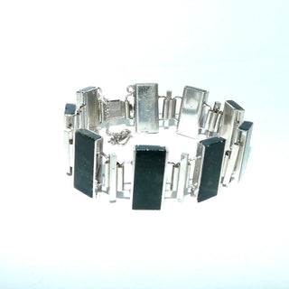 breites Einzelstück, Art Deco, Serpentin-Armband, sitzt fast wie ein Armreif, aus massivem 835 Silber, poliert, Gesamtlänge 19 cm, 9 rechteckige, dunkelgrüne, flache Serpentin-Platten, Kastenschloß, + Sicherheitskette, Art Deco um 1930 - Vintage-Schmuck nur im Onlineshop von danilogold!