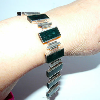 breites Einzelstück, Art Deco, Serpentin-Armband, sitzt fast wie ein Armreif, aus massivem 835 Silber, poliert, Gesamtlänge 19 cm, 9 rechteckige, dunkelgrüne, flache Serpentin-Platten, Kastenschloß, + Sicherheitskette, Art Deco um 1930 - Vintage-Schmuck nur im Onlineshop von danilogold!