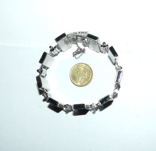 breites Einzelstück, Art Deco, Serpentin-Armband, sitzt fast wie ein Armreif, aus massivem 835 Silber, poliert, Gesamtlänge 19 cm, 9 rechteckige, dunkelgrüne, flache Serpentin-Platten, Kastenschloß, + Sicherheitskette, um 1930. -	Vintage-Schmuck nur im Onlineshop von danilogold!