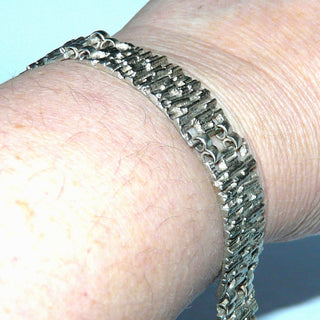 Einzelstück, breites Vintage-Armband, liegt fast wie ein Armreif, Glieder-Armband aus 835 Silber, 17,5 cm lang, mit 5 strukturierten, rechteckigen Elemente, poliert, Röllchenverbindung, um 1960, Kastenschloß -	Vintage-Schmuck nur im Onlineshop von danilogold!
