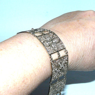 antikes Einzelstück, Vintage-Filigran-Armband, Glieder-Armband aus 800 Silber, 18,5 cm lang, mit 6 filigranen quadratischen Blumen-Elementen in Form von Kleeblätter, poliert, um 1940, sicheres Kastenschloß, Sicherheitskette - Vintage-Schmuck nur im Onlineshop von danilogold!