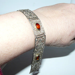 antikes Einzelstück, breites Vintage-Filigran-Armband, Glieder-Armband aus 835 Silber mit 4 ovalen, bernsteinfarbenen, facettierten Repliken an klaren Bernstein oder Padparadscha-Saphire erinnernd, Gesamtlänge 19 cm lang, wirkt am Arm eher wie ein Armreif, 8 filigrane, rechteckige Blumen-Elemente, poliert, um 1940, sicheres Kastenschloß - Vintage-Schmuck nur im Onlineshop von danilogold!