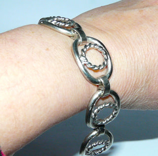 dekoratives Einzelstück, Vintage-Glieder-Armband, Design Katja Lührs, Lübeck aus massivem 835 Silber, poliert, 19 cm lang, 6 ovale, durchbrochene Elemente auf denen sich runde Kordel-Elemente befinden, Schlaufenverbindungen, Sicherheitsacht, um 1960 - Vintage-Schmuck nur im Onlineshop von danilogold!