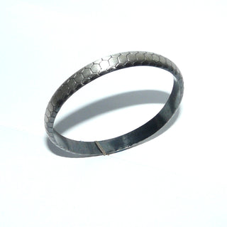 schmales Einzelstück, Vintage-Armreif, Armspange aus Silber, mattiert + in den Tiefen geschwärzt, Schlangenhaut-Muster, Innenform rund, halbrunder Querschnitt, 8,2 mm breit, Innenumfang 18,5 cm, ohne Verschluß, um 1940 - Vintage-Schmuck nur im Onlineshop von danilogold!