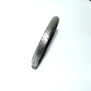 schmales Einzelstück, Vintage-Armreif, Armspange aus Silber, mattiert + in den Tiefen geschwärzt, Schlangenhaut-Muster, Innenform rund, halbrunder Querschnitt, 8,2 mm breit, Innenumfang 18,5 cm, ohne Verschluß, um 1940 - Vintage-Schmuck nur im Onlineshop von danilogold!