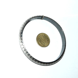 schmales Einzelstück, Vintage-Armreif, Armspange aus Silber, mattiert + in den Tiefen geschwärzt, Schlangenhaut-Muster, Innenform rund, halbrunder Querschnitt, 8,2 mm breit, Innenumfang 18,5 cm, ohne Verschluß, um 1940 - Vintage-Schmuck nur im Onlineshop von danilogold!