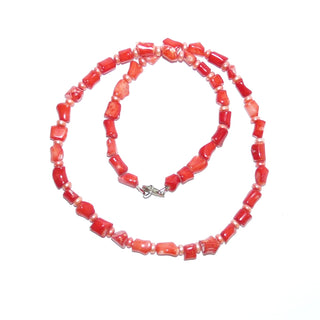 coloriertes Einzelstück, Unikat-Edelsteinkette, rote Bambuskoralle aus durchbohrten kurzen Äste Durchmesser 7mm & flachen lachsfarbenen Süßwasserperlen als Coins Durchmesser 5,5 mm, Länge 52cm, Metall-Karabiner, auf Stahlseide aufgefädelt - Goldschmiede Danilo
