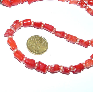 coloriertes Einzelstück, Unikat-Edelsteinkette, rote Bambuskoralle aus durchbohrten kurzen Äste Durchmesser 7mm & flachen lachsfarbenen Süßwasserperlen als Coins Durchmesser 5,5 mm, Länge 52cm, Metall-Karabiner, auf Stahlseide aufgefädelt - Goldschmiede Danilo