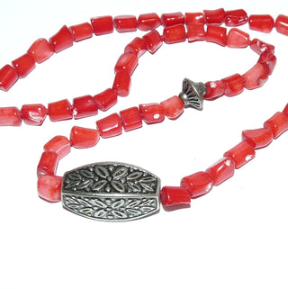coloriertes Einzelstück, rote Edelsteinkette, Bambuskoralle in kurzen Ästen Durchmesser 7mm, Länge 52cm, Metall-Zwischenteile, 925 Silber Federring, mit Seide geknotet - Goldschmiede Danilo
