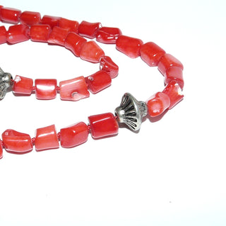 coloriertes Einzelstück, rote Edelsteinkette, Bambuskoralle in kurzen Ästen Durchmesser 7mm, Länge 52cm, Metall-Zwischenteile, 925 Silber Federring, mit Seide geknotet - Goldschmiede Danilo