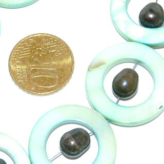 coloriertes Einzelstück, Edelsteinkette, apfelgrüne Perlmutt-Kreise & schwarze Süßwasserzuchtperlen, Verschluß Silber-Federring, Länge 48cm, in unserer Werkstatt designt und auf Stahlseide aufgefädelt - Goldschmiede Danilo