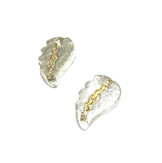 Einzelstücke, dezente kleine Ohrstecker aus 925 Silber "Blatt", eismattiert, innenliegende Mittelrispe vergoldet -	Unikate und Pretiosen nur erhältlich im Onlineshop der Goldschmiede Danilo!