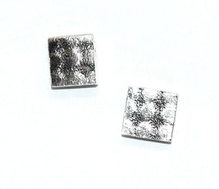 Handgearbeitete Einzelstücke, kleine dezente Unikat-Ohrstecker "Quadrat-Karo" aus 925 Silber, in einer besonderen Oberflächengestaltung durch Einwalzen, in den Tiefen geschwärzt.-	Handarbeiten online bestellen bei Juwelier & Goldschmiede Danilo!
