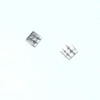 Handgearbeitete Einzelstücke, kleine dezente Unikat-Ohrstecker "Quadrat-Karo" aus 925 Silber, in einer besonderen Oberflächengestaltung durch Einwalzen, in den Tiefen geschwärzt.-	Handarbeiten online bestellen bei Juwelier & Goldschmiede Danilo!