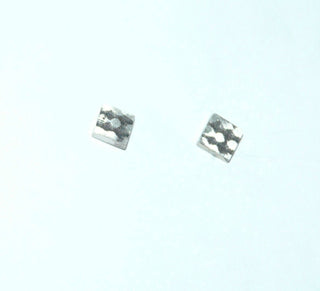 Handgearbeitete Einzelstücke, kleine dezente Unikat-Ohrstecker "Quadrat-Karo" aus 925 Silber, in einer besonderen Oberflächengestaltung durch Einwalzen, in den Tiefen geschwärzt.-	Handarbeiten online bestellen bei Juwelier & Goldschmiede Danilo!