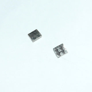 Handgearbeitete Einzelstücke, kleine dezente Unikat-Ohrstecker "Quadrat-Karo" aus 925 Silber, in einer besonderen Oberflächengestaltung durch Einwalzen, in den Tiefen geschwärzt.-	Handarbeiten online bestellen bei Juwelier & Goldschmiede Danilo!
