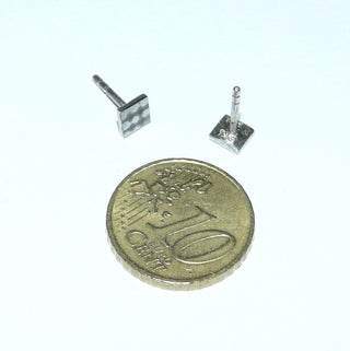 Handgearbeitete Einzelstücke, kleine dezente Unikat-Ohrstecker "Quadrat-Karo" aus 925 Silber, in einer besonderen Oberflächengestaltung durch Einwalzen, in den Tiefen geschwärzt.-	Handarbeiten online bestellen bei Juwelier & Goldschmiede Danilo!
