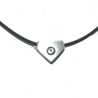 Einzelstück, Nordform-Design, Bergkristall-Anhänger, Herrenanhänger "Fünfeck" kleiner Anhänger aus 925 Silber mit einem runden, funkelnd facettierten Bergkristall, seidenmatt, in den Tiefen geschwärzt, zum Durchfädeln. Anlaufgeschützt.  -	skandinavisches Design zuhause bei www.danilogold-shop.de