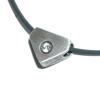 Einzelstück, Nordform-Design, Bergkristall-Anhänger, Herrenanhänger "Fünfeck" kleiner Anhänger aus 925 Silber mit einem runden, funkelnd facettierten Bergkristall, seidenmatt, in den Tiefen geschwärzt, zum Durchfädeln. Anlaufgeschützt.  -	skandinavisches Design zuhause bei www.danilogold-shop.de