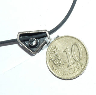 Einzelstück, Nordform-Design, Bergkristall-Anhänger, Herrenanhänger "Fünfeck" kleiner Anhänger aus 925 Silber mit einem runden, funkelnd facettierten Bergkristall, seidenmatt, in den Tiefen geschwärzt, zum Durchfädeln. Anlaufgeschützt.  -	skandinavisches Design zuhause bei www.danilogold-shop.de