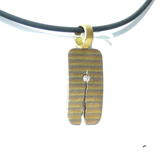 Einzelstück, dreifarbiger Brillant-Anhänger "Gerissen" aus 750 tricolor Gold mit einem Brillant von 0,015 Karat sicher eingelassen, gestreiftes, abgerundetes Rechteck, an einer Schmalseite eingerissen, feste Röllchen-Öse, seidenmatt, wegen seiner klaren Form auch sehr schön als Herrenanhänger -	Herrenschmuck in Gold & Silber nur bei www.danilogold-shop.de