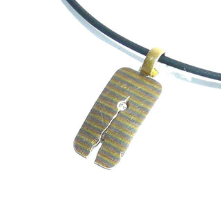 Einzelstück, dreifarbiger Brillant-Anhänger "Gerissen" aus 750 tricolor Gold mit einem Brillant von 0,015 Karat sicher eingelassen, gestreiftes, abgerundetes Rechteck, an einer Schmalseite eingerissen, feste Röllchen-Öse, seidenmatt, wegen seiner klaren Form auch sehr schön als Herrenanhänger -	Herrenschmuck in Gold & Silber nur bei www.danilogold-shop.de