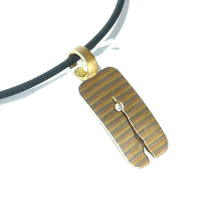 Einzelstück, dreifarbiger Brillant-Anhänger "Gerissen" aus 750 tricolor Gold mit einem Brillant von 0,015 Karat sicher eingelassen, gestreiftes, abgerundetes Rechteck, an einer Schmalseite eingerissen, feste Röllchen-Öse, seidenmatt, wegen seiner klaren Form auch sehr schön als Herrenanhänger -	Herrenschmuck in Gold & Silber nur bei www.danilogold-shop.de