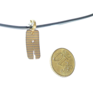 Einzelstück, dreifarbiger Brillant-Anhänger "Gerissen" aus 750 tricolor Gold mit einem Brillant von 0,015 Karat sicher eingelassen, gestreiftes, abgerundetes Rechteck, an einer Schmalseite eingerissen, feste Röllchen-Öse, seidenmatt, wegen seiner klaren Form auch sehr schön als Herrenanhänger -	Herrenschmuck in Gold & Silber nur bei www.danilogold-shop.de