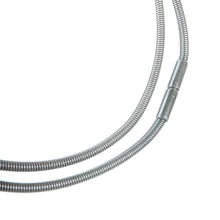 dünnes Einzelstück, Spiral-Halsreif aus geschwärztem 925 Silber, flexibler Halsreif mit Bajonett-Verschluß, Gesamtlänge 45 cm, Durchmesser ca. 2 mm. Durch den schmalen Verschluß auch für Anhänger mit kleiner Anhängeröse geeignet. Paßt gut zu Nordform-Schmuck. -	Nur erhältlich im Onlineshop von Juwelier & Goldschmiede Danilo!