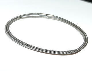 dünnes Einzelstück, Spiral-Halsreif aus geschwärztem 925 Silber, flexibler Halsreif mit Bajonett-Verschluß, Gesamtlänge 45 cm, Durchmesser ca. 2 mm. Durch den schmalen Verschluß auch für Anhänger mit kleiner Anhängeröse geeignet. Paßt gut zu Nordform-Schmuck. -	Nur erhältlich im Onlineshop von Juwelier & Goldschmiede Danilo!