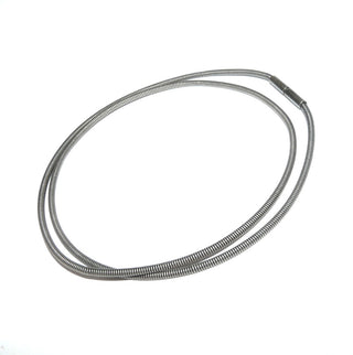 dünnes Einzelstück, Spiral-Halsreif aus geschwärztem 925 Silber, flexibler Halsreif mit Bajonett-Verschluß, Gesamtlänge 45 cm, Durchmesser ca. 2 mm. Durch den schmalen Verschluß auch für Anhänger mit kleiner Anhängeröse geeignet. Paßt gut zu Nordform-Schmuck. -	Nur erhältlich im Onlineshop von Juwelier & Goldschmiede Danilo!