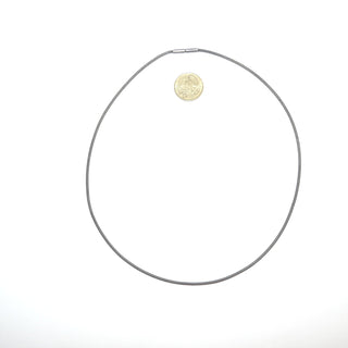 dünnes Einzelstück, Spiral-Halsreif aus geschwärztem 925 Silber, flexibler Halsreif mit Bajonett-Verschluß, Gesamtlänge 45 cm, Durchmesser ca. 2 mm. Durch den schmalen Verschluß auch für Anhänger mit kleiner Anhängeröse geeignet. Paßt gut zu Nordform-Schmuck. -	Nur erhältlich im Onlineshop von Juwelier & Goldschmiede Danilo!