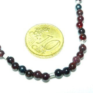 In unserer Werkstatt designtes Einzelstück, dunkelrote Granat-Kugel-Kette mit einem Stein-Durchmesser von 4 mm, mit Zwischenteilen + Federring-Verschluß aus Silber, Gesamtlänge 44,5 cm, Unikat auf Stahlseil aufgereiht -	Handgefertigtes Unikat! Nur im Onlineshop von Juwelier & Goldschmiede Danilo!