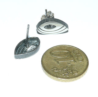 elegante Einzelstücke, Nordform-Design, Bergkristall-Ohrstecker "Schiffchen" aus 925 Silber, mit funkelnd facettierten Bergkristallen in Navette-Schiffchen-Form, seidenmatt, in den Tiefen geschwärzt. Anlaufgeschützt. Die gesamte skandinavische / finnische Nordform-Kollektion ist so designt, daß fast alle Schmuckstücke miteinander kombinierbar sind. Besonders gut zu diesem Schmuckstück passen Ring Nord 0037 + 0043 + 0044 + Anhänger Nord 0023 -	Finnlandschmuck bei Goldschmiede Danilo