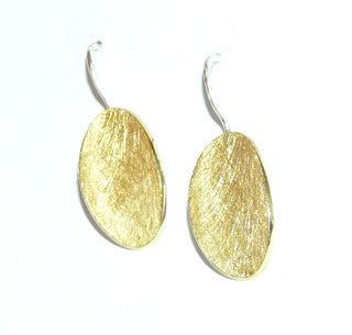 Einzelstücke, elegante Ohrhänger aus 925 Silber in Form von je einem langen, aufgewölbten Oval, Fischerhaken sorgen für ein schönes leichtes Pendelverhalten am Ohr, Vorderseite eismattiert + vergoldet, hinten silberfarben, dazu paßt der Anhänger An 0188 - Nur erhältlich im Onlineshop von Juwelier & Goldschmiede Danilo!