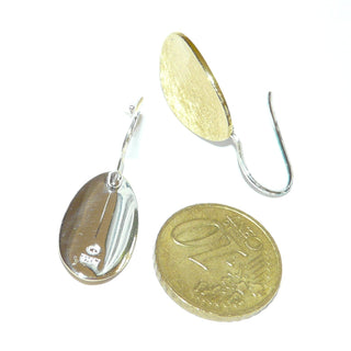 Einzelstücke, elegante Ohrhänger aus 925 Silber in Form von je einem langen, aufgewölbten Oval, Fischerhaken sorgen für ein schönes leichtes Pendelverhalten am Ohr, Vorderseite eismattiert + vergoldet, hinten silberfarben, dazu paßt der Anhänger An 0188 - Nur erhältlich im Onlineshop von Juwelier & Goldschmiede Danilo!