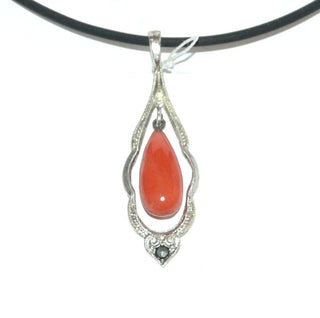antikes, elegantes Einzelstück, filigraner roter Korallen-Anhänger Art-Deco, Bogenfassung aus Silber, eine lange, beweglich angebrachte Tropfen-Naturkoralle + 1 Markasit, Rückseite der Koralle marmoriert, um 1930-	Nur erhältlich im Onlineshop von Juwelier & Goldschmiede Danilo!