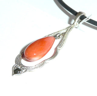 antikes, elegantes Einzelstück, filigraner roter Korallen-Anhänger Art-Deco, Bogenfassung aus Silber, eine lange, beweglich angebrachte Tropfen-Naturkoralle + 1 Markasit, Rückseite der Koralle marmoriert, um 1930-	Nur erhältlich im Onlineshop von Juwelier & Goldschmiede Danilo!