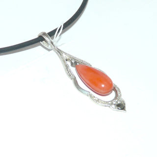 antikes, elegantes Einzelstück, filigraner roter Korallen-Anhänger Art-Deco, Bogenfassung aus Silber, eine lange, beweglich angebrachte Tropfen-Naturkoralle + 1 Markasit, Rückseite der Koralle marmoriert, um 1930-	Nur erhältlich im Onlineshop von Juwelier & Goldschmiede Danilo!