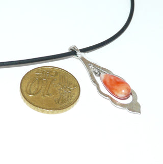 antikes, elegantes Einzelstück, filigraner roter Korallen-Anhänger Art-Deco, Bogenfassung aus Silber, eine lange, beweglich angebrachte Tropfen-Naturkoralle + 1 Markasit, Rückseite der Koralle marmoriert, um 1930-	Nur erhältlich im Onlineshop von Juwelier & Goldschmiede Danilo!