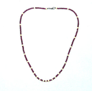 in unserer Werkstatt designtes Einzelstück, funkelnd facettierte Granat-Kugel-Kette im typischen modernen Granatrot, Gesamtlänge 42 cm mit einem Federring-Verschluß aus Silber, Unikat, Zwischenteile Muschel-Kugeln, Stein-Durchmesser 3,5 mm -	Unikatschmuck nur erhältlich im Onlineshop von Juwelier & Goldschmiede Danilo! 
